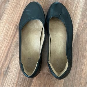 Black ballet flats